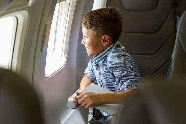 小孩坐飞机